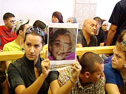 בני משפחת זינו בבית המשפט, בחודש שעבר (צילום: חדשות 2)