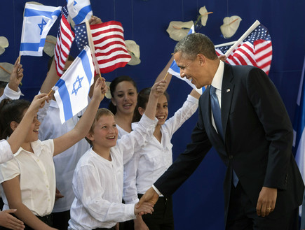 ברק אובמה לוחץ יד לילדים ישראלים בביקורו בירושלים, מארס 2013 (צילום: ap)