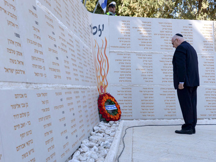 הנשיא מתייחד עם זכרון הנופלים (צילום: מארק ניימן/לע