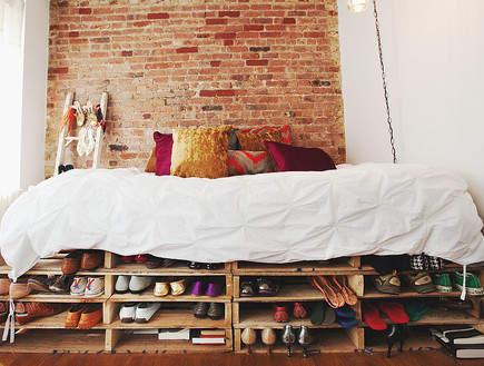 אחסון נעליים 01, בסיס למיטה מפלטות עץ ממוחזרות (צילום: Chellise Mi)