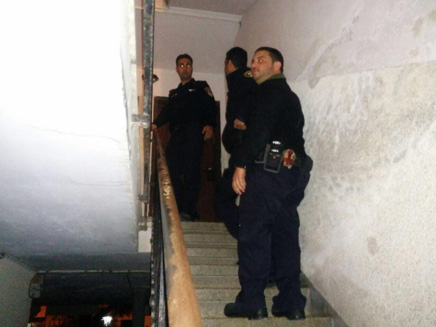 שוטרים בזירת הרצח, הערב (צילום: משטרת ישראל)