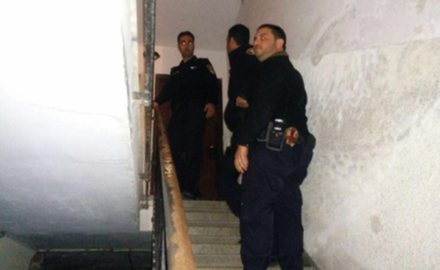 שוטרים בזירת הרצח, הערב (צילום: משטרת ישראל)