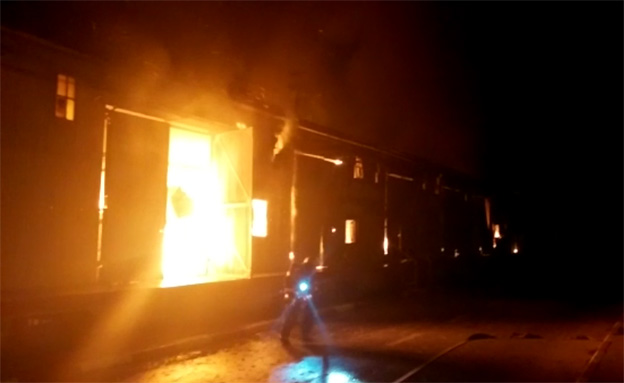 שריפה פרצה במחסן אזבסט בצריפין (צילום: חדשות 2)