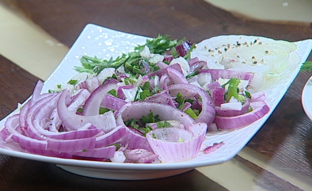 סלט בצל עם פלפל ירוק חריף וסומק