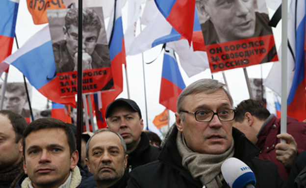 רוסיה: אלפים הפגינו לזכר נמצוב (צילום: רויטרס)