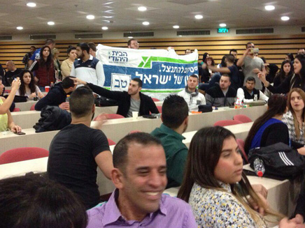 גם פעילים בבית היהודי מחו (צילום: פוראת נסאר)
