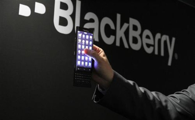 הסליידר עם המסך הקמור של בלקברי (צילום: BlackBerry)