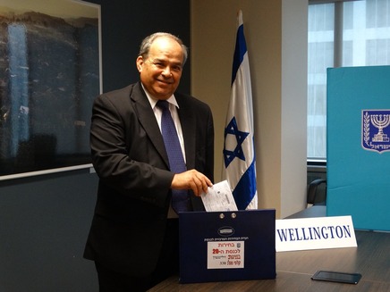 שגריר ישראל בניו זילנד מצביע (צילום: משרד החוץ)