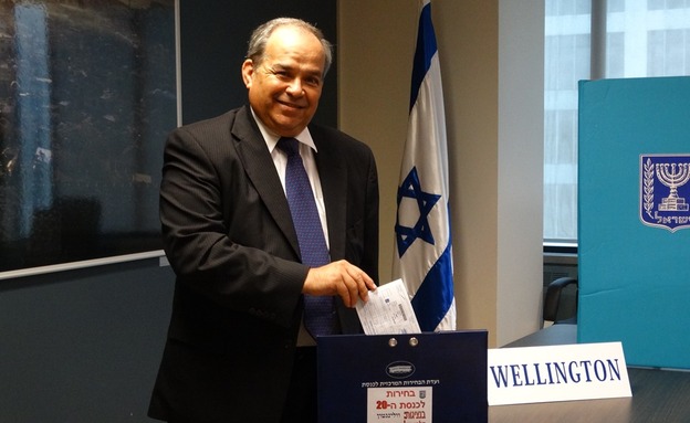 שגריר ישראל בניו זילנד מצביע (צילום: משרד החוץ)