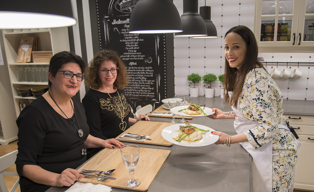 עדן מגישה את המנות