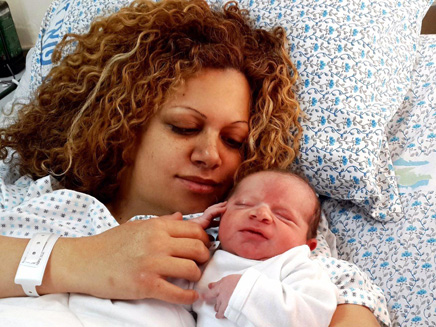 האלמנה והתינוק שנולד (צילום: באדיבות המרכז הרפואי זיו)