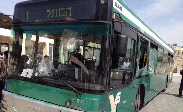 נזק נגרם לשמשת האוטובוס (צילום: חדשות 2)