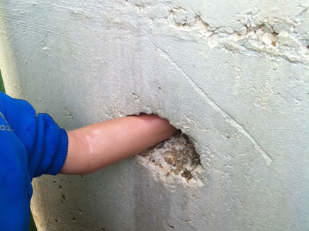 ילד שהכניס את ידו לקיר בטון