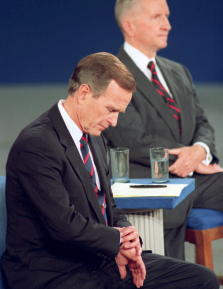 ג'ורג' בוש האב מביט בשעון בזמן עימות עם ביל קלינטון ורוס פרו, 1992 (צילום: ap)