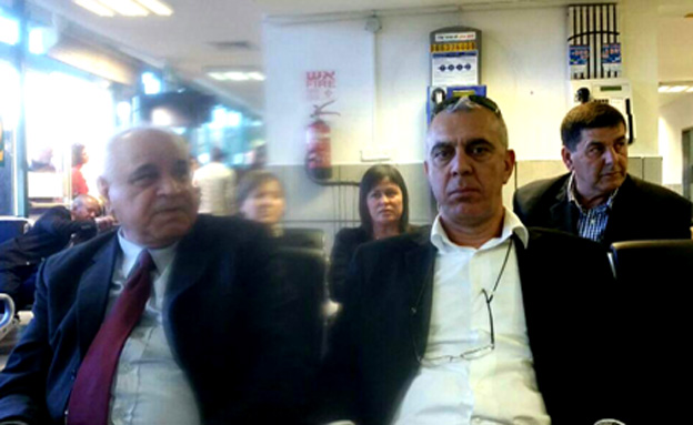 הגזברים הערבים ממתינים בנמל התעופה (צילום: חדשות 2)