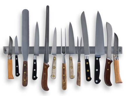 מתלה עם סכינים (צילום: 221A, Istock)