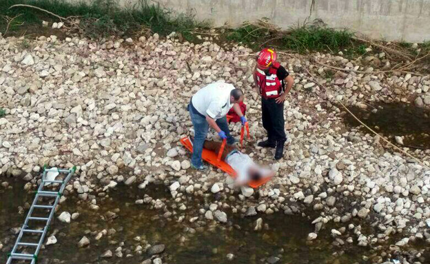חילוץ פצוע מנחל איילון (צילום: דוברות מד"א)