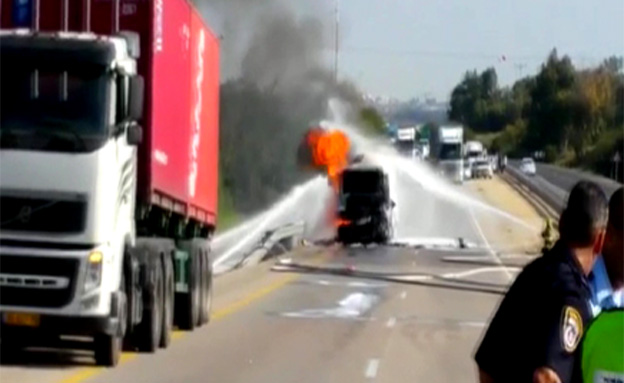 משאית עולה באש (צילום: חדשות 2)