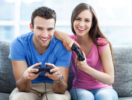 זוג משחק במשחקי וידיאו (צילום: Thinkstock)