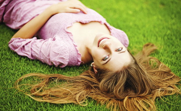 שוכבת על הדשא (צילום: אימג'בנק / Thinkstock)