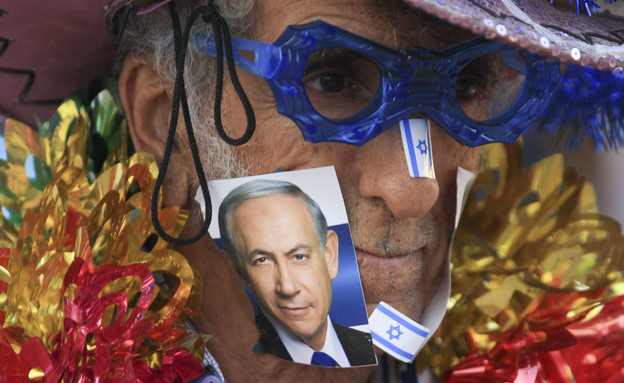 תומך של בנימין נתניהו לפני הפגנת הימין בתל אביב, מארס 2015 (צילום: ap)