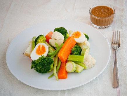 גאדו גאדו - ירקות מאודים וביצים חצי קשות  (צילום: גלית דויטש,  יחסי ציבור )