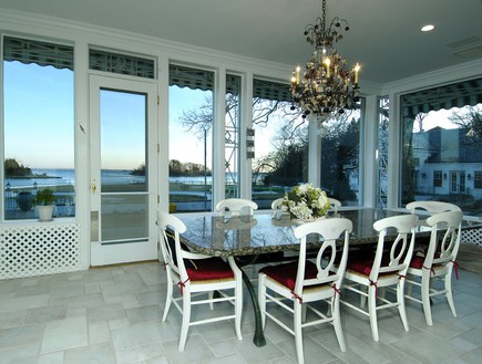 the-dining-room-looks-out-on-the-harbor-and-seats- (צילום: Tamar Lurie)