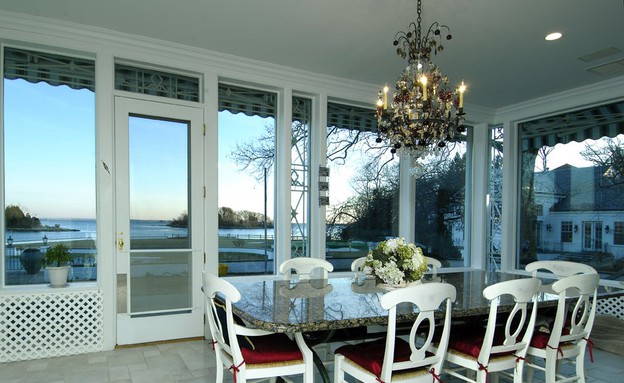 the-dining-room-looks-out-on-the-harbor-and-seats- (צילום: Tamar Lurie)