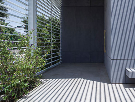 יעקבס יניב אדריכלים 04, ספסל שמשתלב בתוך קיר החזית (צילום: יואב גורין)