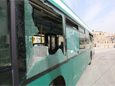 אוטובוס שנפגע מאבנים, ארכיון (צילום: הלל מאיר - סוכנות תצפית)