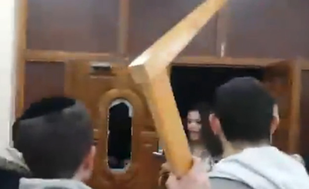 אלימות בבית הכנסת בסאמפורד היל (צילום: יוטיוב)