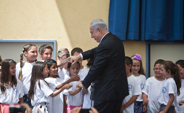 נתניהו בביקור בבית ספר. ארכיון (צילום: רויטרס)