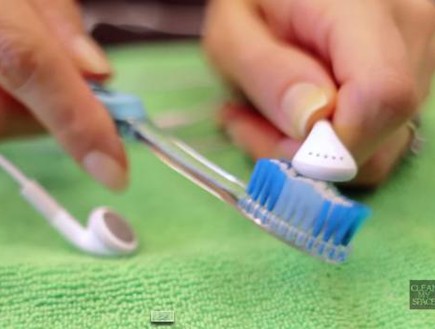 לנקות אקססוריז, אוזניות בעזרת מברשת שיניים (צילום: cleanmyspace.com)