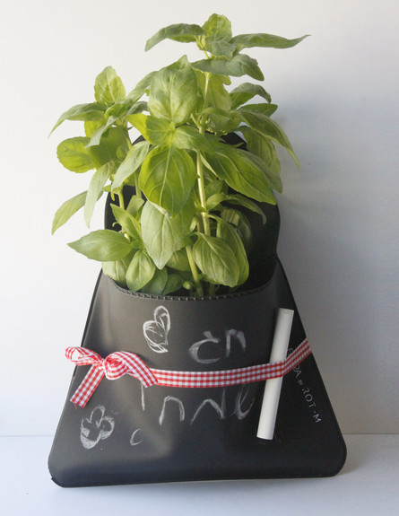 מתנות עד שישים 13, כיס פלורה שחור עליו ניתן לכתוב בגיר (צילום: Flora)