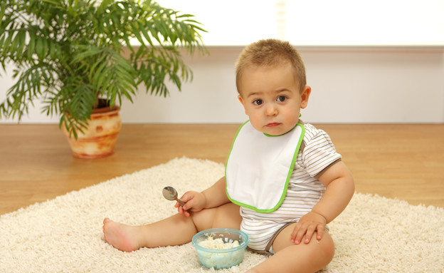 ילד אוכל מהרצפה (צילום: אימג'בנק / Thinkstock)