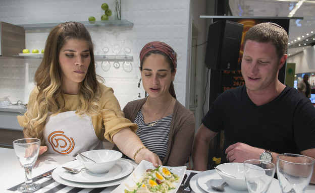 ג'קי אזולאי מגישה את המנות ג'קי אזולאי מגישה את המנות