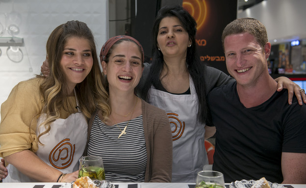 ג'קי ואתי עושות תמונה עם הזוכים ג'קי ואתי עושות תמונה עם הזוכים