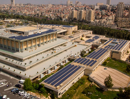 שדה הפקת החשמל הסולארי על גג הכנסת (צילום: גיא מדור, דוברות הכנסת)