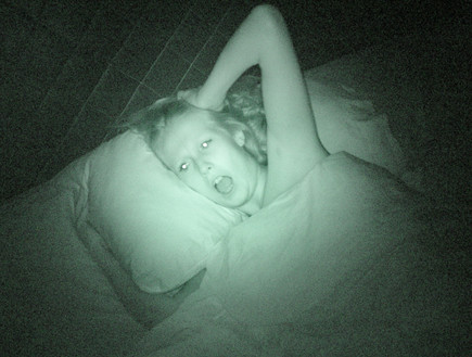 מפוחדת במיטה (צילום: אימג'בנק / Thinkstock)