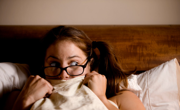 מפוחדת במיטה