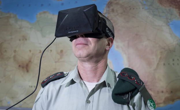 י', מפקד יחידה 9900 בצה"ל, עם משקפי Oculus Rift (צילום: מוטי מילרוד, TheMarker)