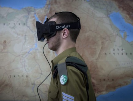 חייל ביחידה 9900 עם משקפי Oculus Rift (צילום: מוטי מילרוד, TheMarker)
