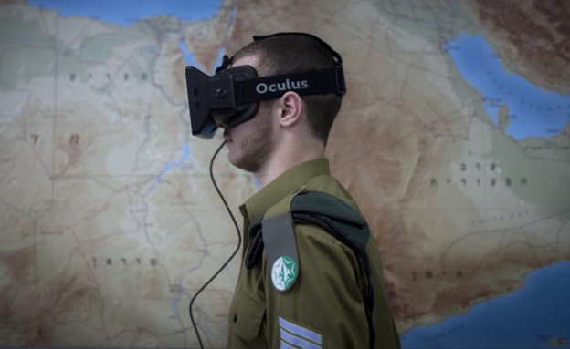 חייל ביחידה 9900 עם משקפי Oculus Rift (צילום: מוטי מילרוד, TheMarker)