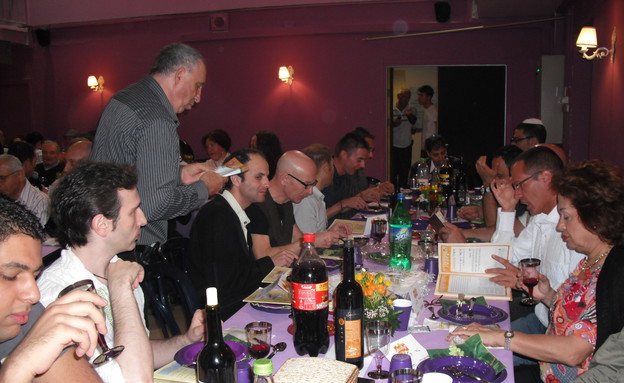 ארוחת ליל הסדר באגודה למען הלהט"ב, 2010 (צילום: הדר גרד)