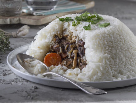 תבשיל בקר בפטריות ויין אדום בכיפת אורז (צילום: אנטולי מיכאלו, mako אוכל)