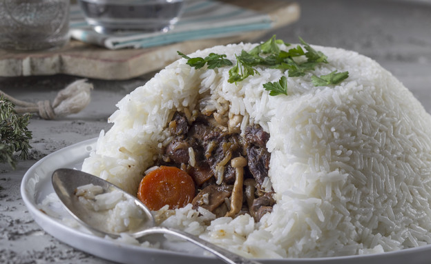 תבשיל בקר בפטריות ויין אדום בכיפת אורז (צילום: אנטולי מיכאלו, mako אוכל)