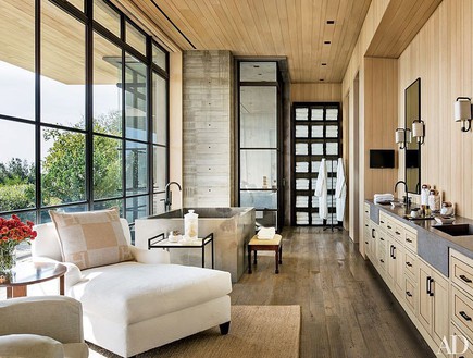 הבית הכי יקר להשכרה, חדר רחצה עם אמבטיה ופינת מנוחה (צילום: Scott Frances, Architectural Digest)