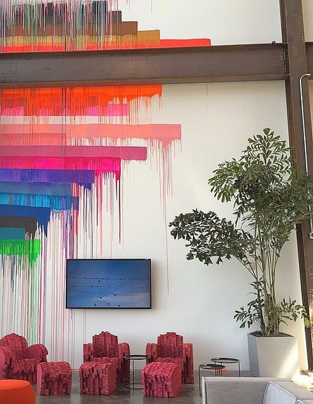 המשרדים החדשים של פייסבוק, אמנות שהותאמה במיוחד (צילום: צילום מתוך האינסטגרם של ashley812m)