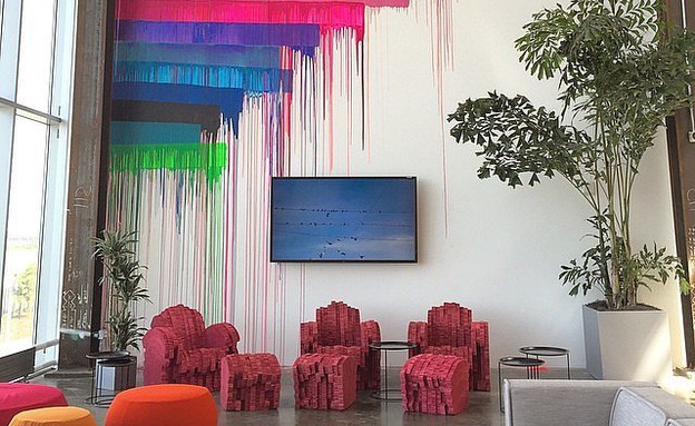 המשרדים החדשים של פייסבוק, אמנות שהותאמה במיוחד (צילום: צילום מתוך האינסטגרם של ashley812m)