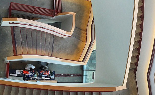 המשרדים החדשים של פייסבוק, גרם המדרגות הגיאומטרי (צילום: צילום מתוך האינסטגרם של andrewblotky)